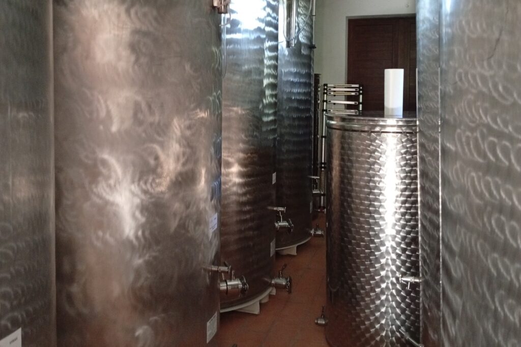 Vasche in acciaio in cantina, dove il vino nuovo svolge la fermentazione malolattica sulle fecce fini